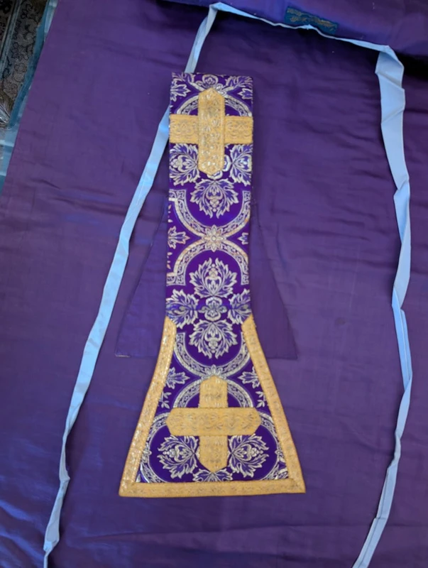 Refined Viola Ecclesiastical Chasuble in Damascus with Gilded Gallons - Italy, ca. 1930.