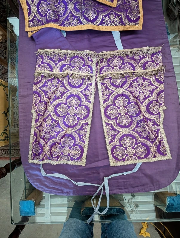 Refined Viola Ecclesiastical Chasuble in Damascus with Gilded Gallons - Italy, ca. 1930.