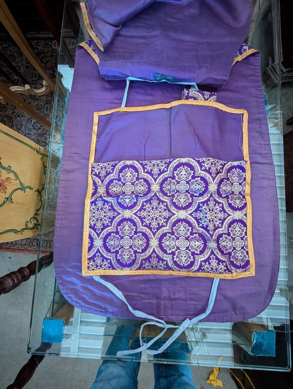 Refined Viola Ecclesiastical Chasuble in Damascus with Gilded Gallons - Italy, ca. 1930.