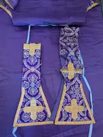 Refined Viola Ecclesiastical Chasuble in Damascus with Gilded Gallons - Italy, ca. 1930.