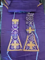 Refined Viola Ecclesiastical Chasuble in Damascus with Gilded Gallons - Italy, ca. 1930.