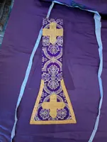 Refined Viola Ecclesiastical Chasuble in Damascus with Gilded Gallons - Italy, ca. 1930.