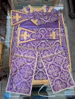 Refined Viola Ecclesiastical Chasuble in Damascus with Gilded Gallons - Italy, ca. 1930.