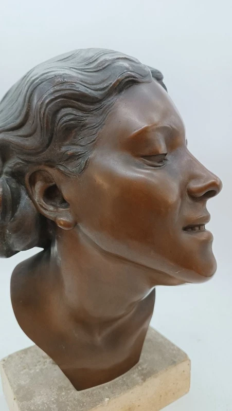 Bronze sculpture female bust of Attilio Torresini YEARS 20 -portrait of his wife