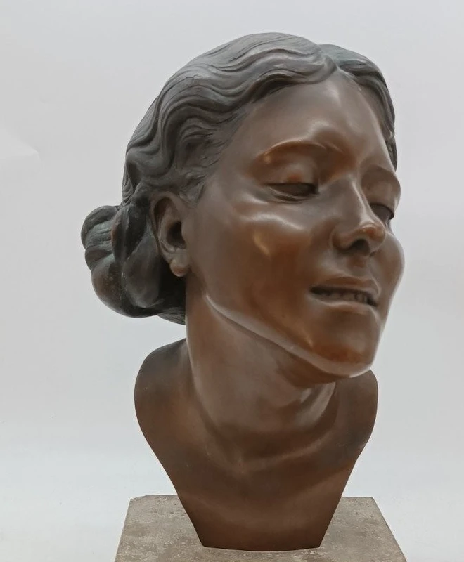 Bronze sculpture female bust of Attilio Torresini YEARS 20 -portrait of his wife