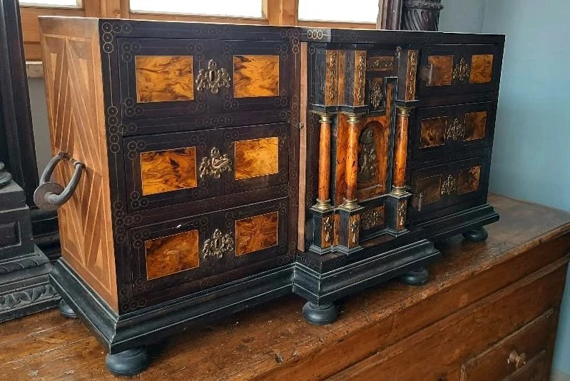 Grand meuble à monnaies marqueté du début du 20e siècle