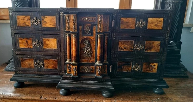 Grand meuble à monnaies marqueté du début du 20e siècle