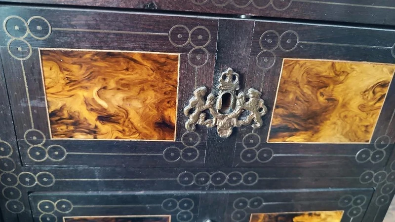 Grand meuble à monnaies marqueté du début du 20e siècle