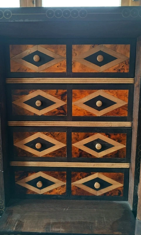 Grand meuble à monnaies marqueté du début du 20e siècle