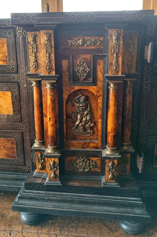 Grand meuble à monnaies marqueté du début du 20e siècle