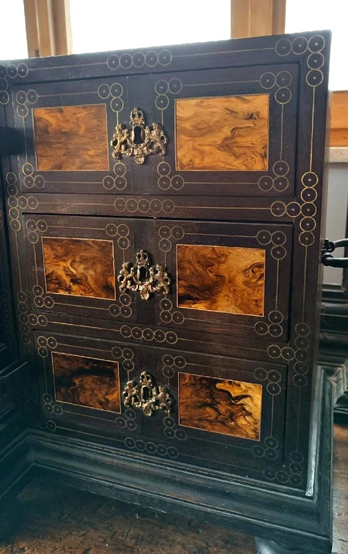 Grand meuble à monnaies marqueté du début du 20e siècle