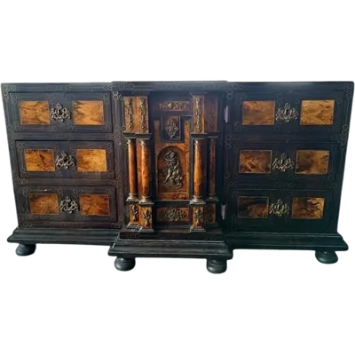 Grand meuble à monnaies marqueté du début du 20e siècle