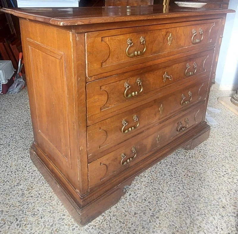 Commode ancienne en noyer du 17ème siècle