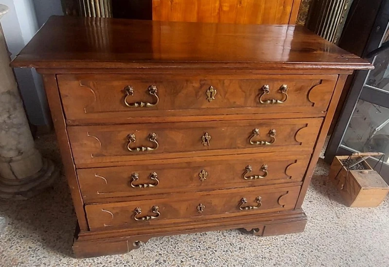 Commode ancienne en noyer du 17ème siècle