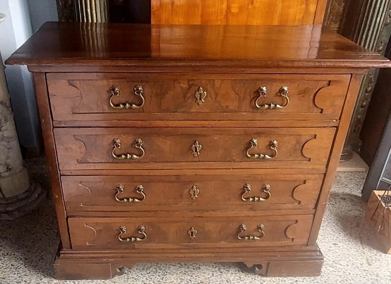 Commode ancienne en noyer du 17ème siècle