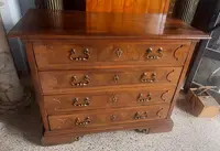 Commode ancienne en noyer du 17ème siècle