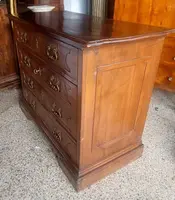 Commode ancienne en noyer du 17ème siècle