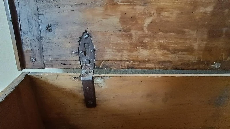 Small wooden box case 17th century Tuscan 68x30