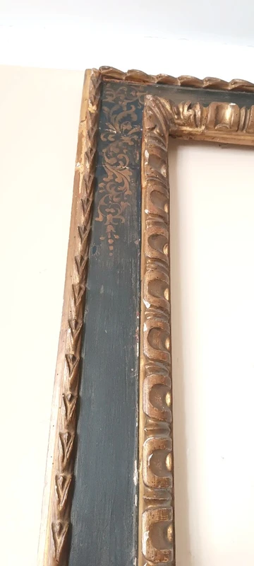 Antica grande cornice laccata e dorata XVII secolo