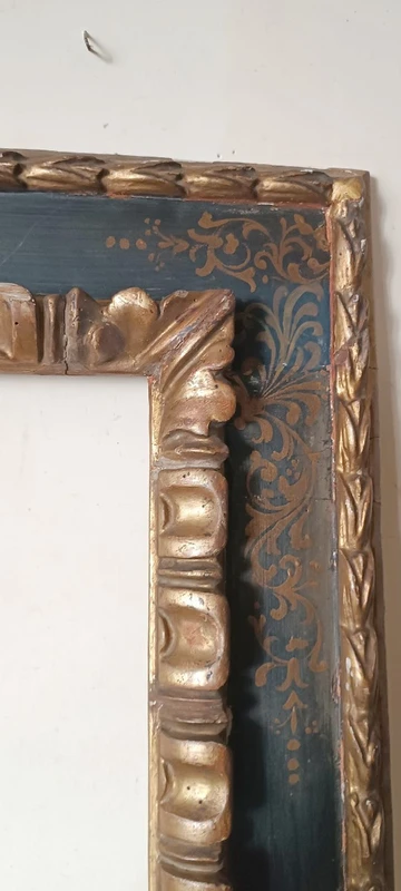 Antica grande cornice laccata e dorata XVII secolo