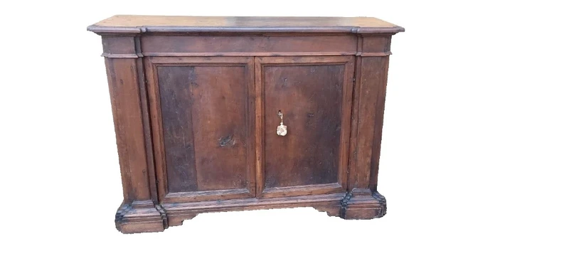 Buffet ancien en noyer toscan du 17e siècle