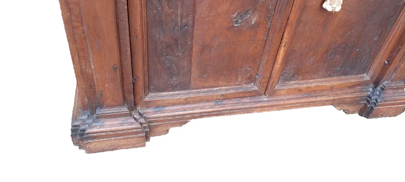 Buffet ancien en noyer toscan du 17e siècle