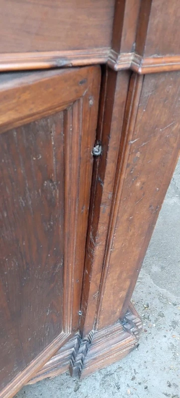 Buffet ancien en noyer toscan du 17e siècle