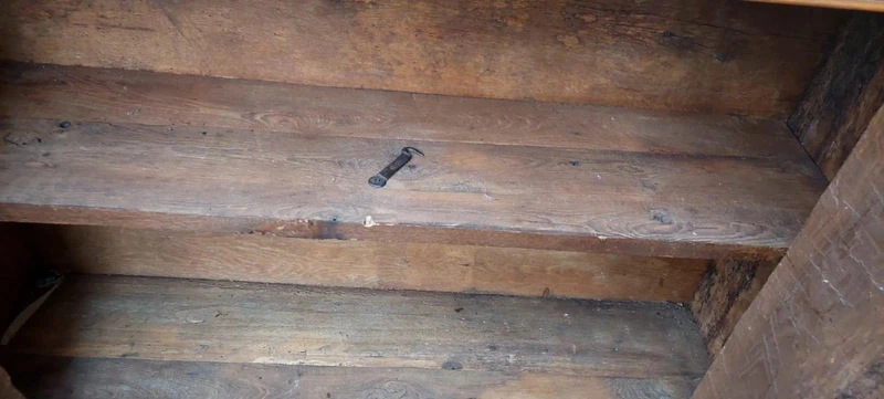 Buffet ancien en noyer toscan du 17e siècle