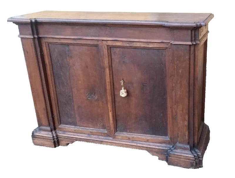 Buffet ancien en noyer toscan du 17e siècle