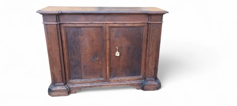 Buffet ancien en noyer toscan du 17e siècle