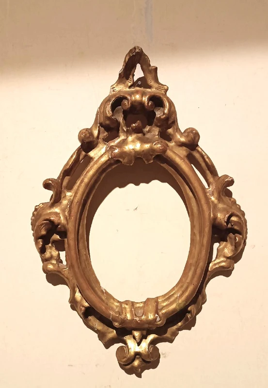 Cornice antica ovale dorata e intagliata Luigi XIV -Toscana XVII secolo