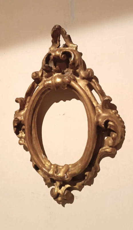 Cornice antica ovale dorata e intagliata Luigi XIV -Toscana XVII secolo