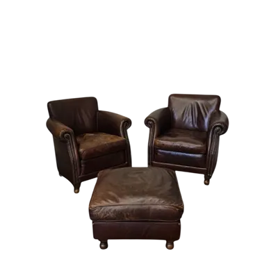 Coppia di poltrone in pelle con pouf poggiapiedi – XX secolo