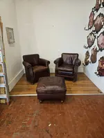 Pair of leather armchairs with footstool pouf - 20th century