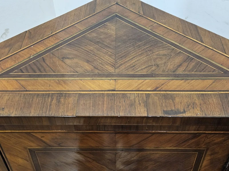 Paire d'encoignures à panneaux Louis XVI, début du 19e siècle