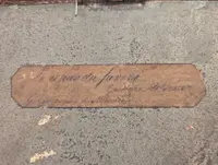 Dipinto olio su metallo con scena di giovane donna e pappagallo, metà XIX secolo