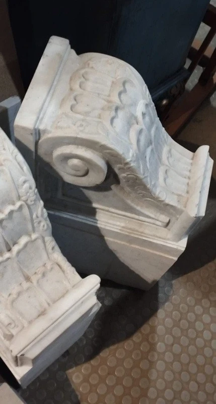 Pair of large capitals , marble corbels from the 18th century