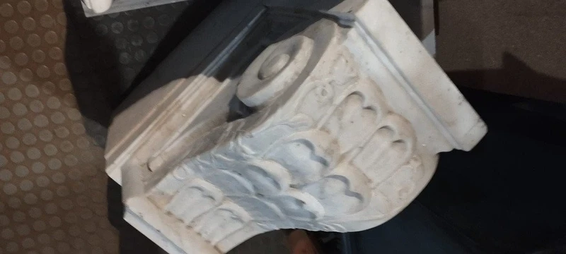 Pair of large capitals , marble corbels from the 18th century