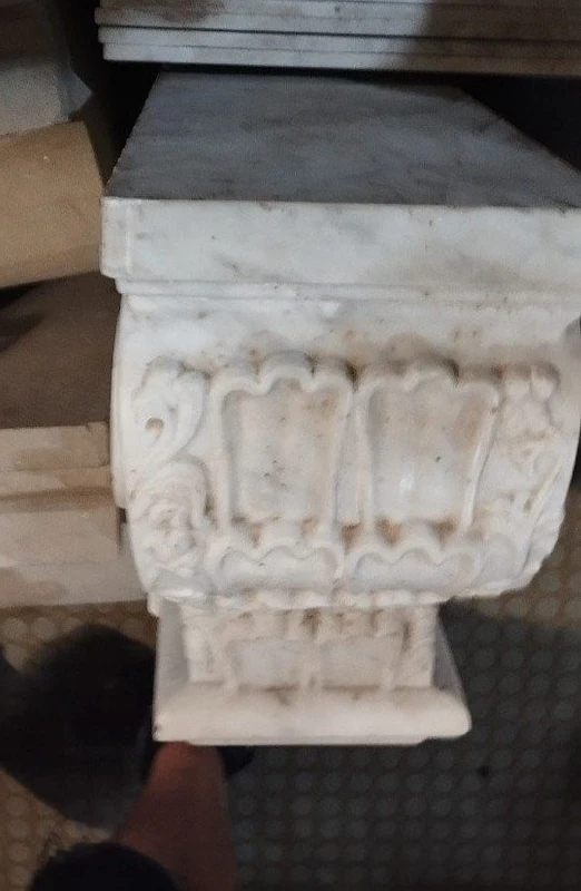 Pair of large capitals , marble corbels from the 18th century