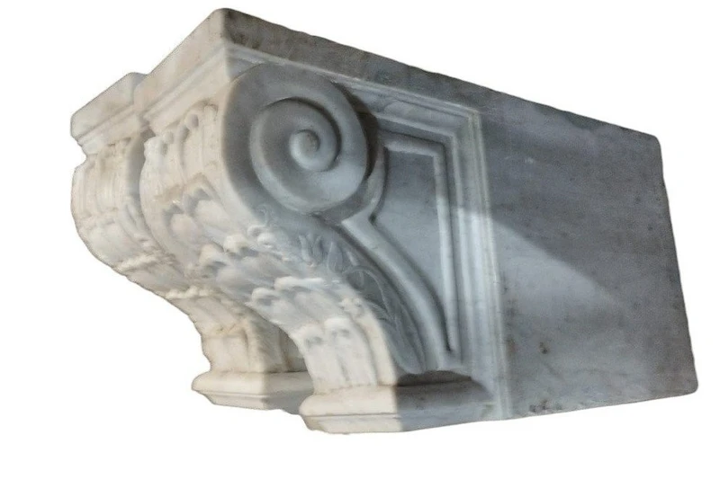 Pair of large capitals , marble corbels from the 18th century