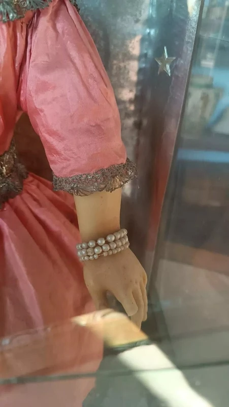 Grand enfant de cire antique avec sa châsse d'origine h.110 cm