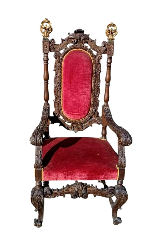 Paire de fauteuils anciens en noyer sculpté