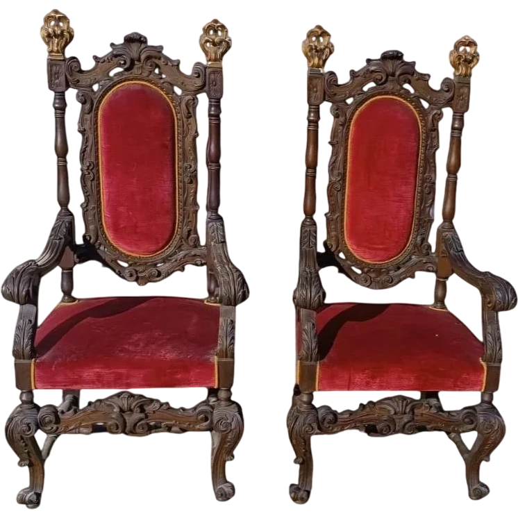 Paire de fauteuils anciens en noyer sculpté