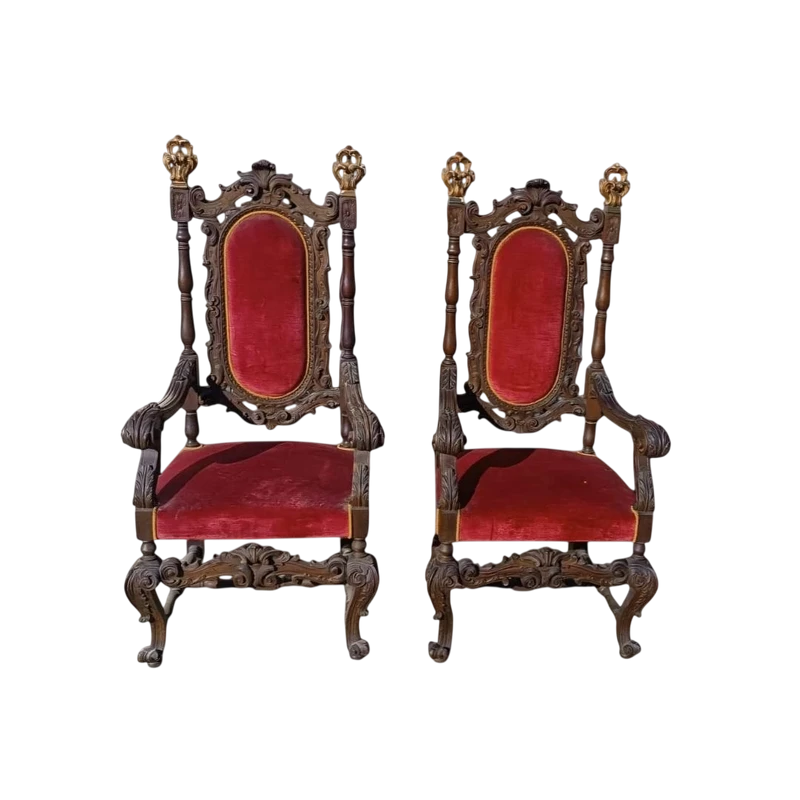 Paire de fauteuils anciens en noyer sculpté