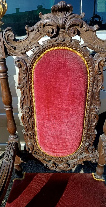 Paire de fauteuils anciens en noyer sculpté