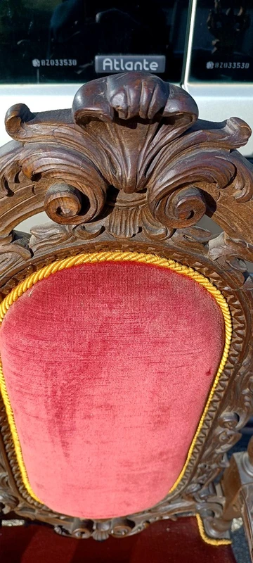 Paire de fauteuils anciens en noyer sculpté