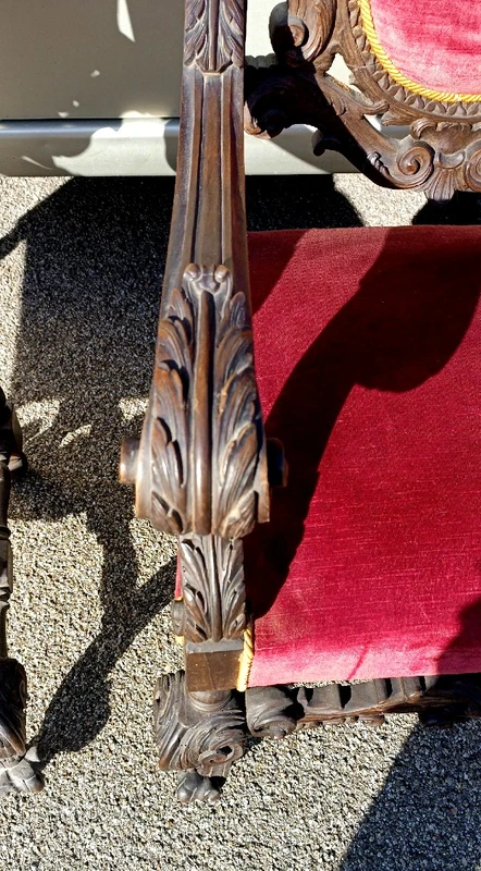 Paire de fauteuils anciens en noyer sculpté