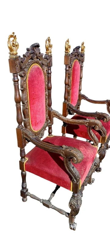 Paire de fauteuils anciens en noyer sculpté