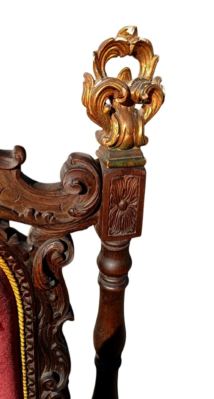 Paire de fauteuils anciens en noyer sculpté