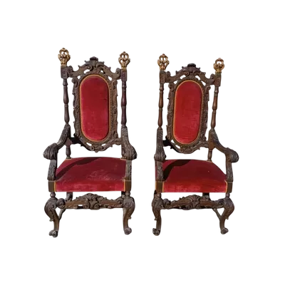 Paire de fauteuils anciens en noyer sculpté